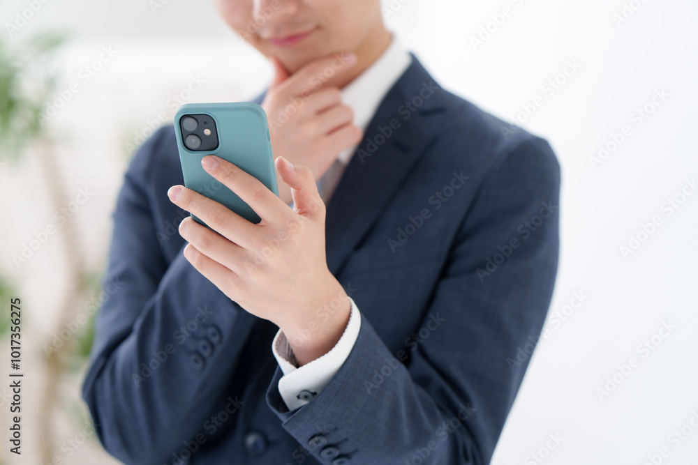 スーツを着た男性のスマートフォン スーツを着た男性のスマートフォン