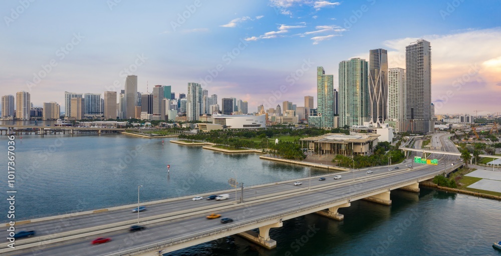 Obraz premium MacArthur Boulevard and downtown city skyline, Miami, Florida, United States.