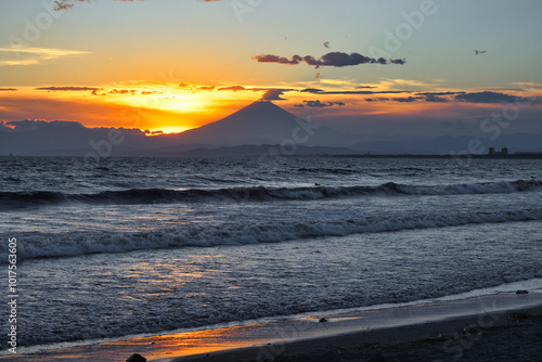 江ノ島（江の島）　片瀬西浜海水浴場（片瀬海岸西浜,片瀬西浜海岸,片瀬西浜・鵠沼海水浴場,片瀬西浜鵠沼海水浴場, 片瀬海岸）の夕日 （夕焼け,夕景）と富士山　コピースペースあり（日本神奈川県藤沢市） photo