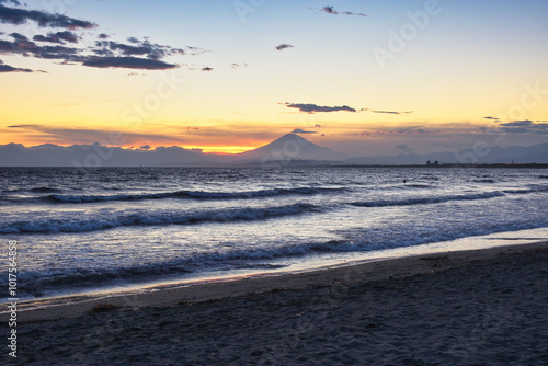 江ノ島（江の島） 片瀬西浜海水浴場（片瀬海岸西浜,片瀬西浜海岸,片瀬西浜・鵠沼海水浴場,片瀬西浜鵠沼海水浴場, 片瀬海岸）の夕日 （夕焼け,夕景）と富士山 コピースペースあり（日本神奈川県藤沢市）