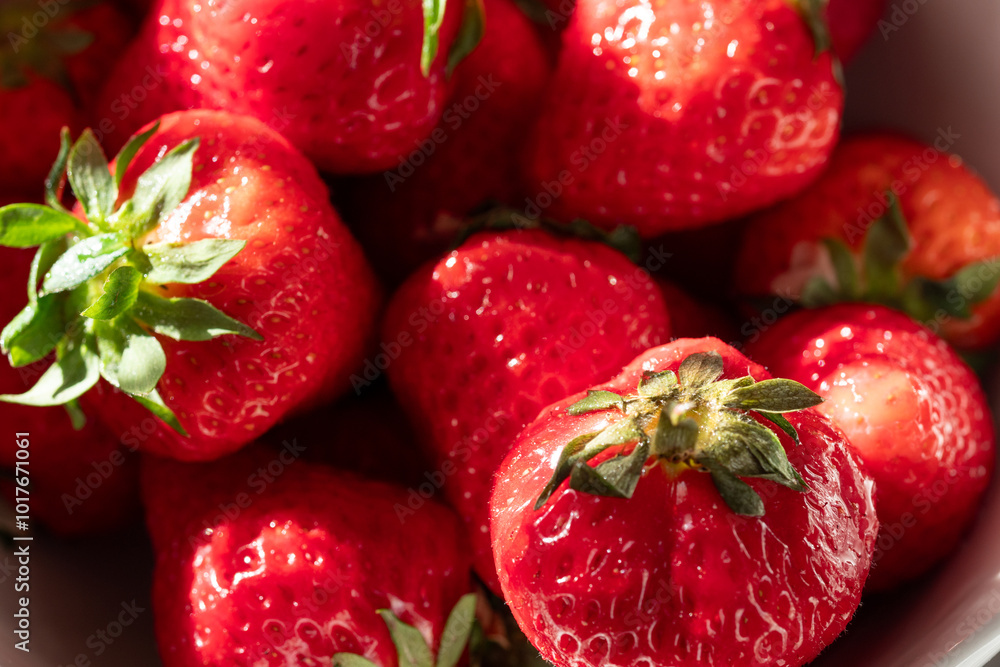 Εκτύπωση καμβά A bowl of red strawberries with green leaves
