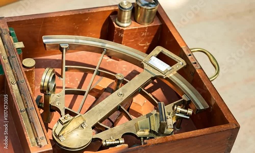 Sextant en cuivre dans sa boîte, instrument de navigation maritime pour mesurer les distances angulaires photo