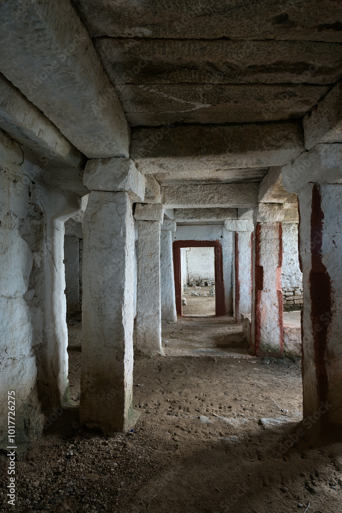 Ruins and nature: harmony in Hampi