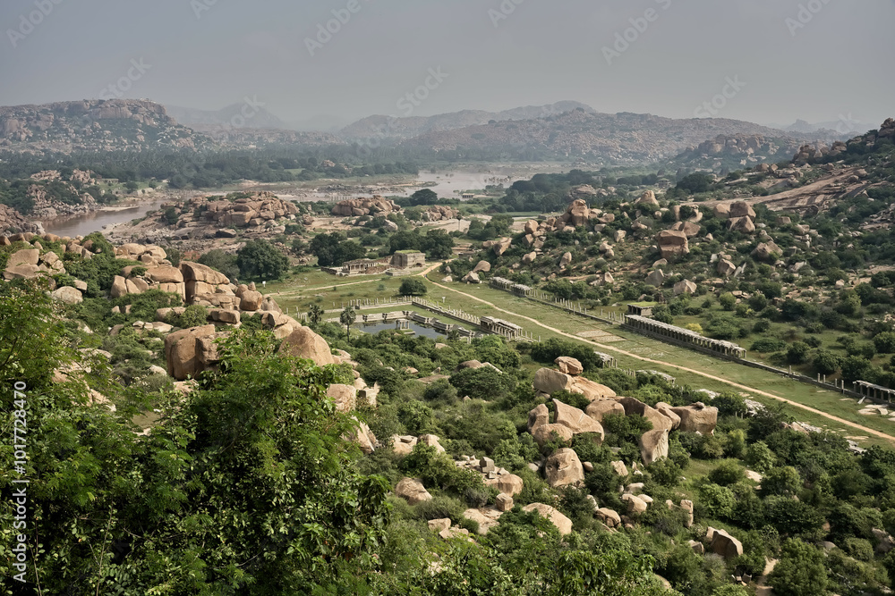Ruins and nature: harmony in Hampi