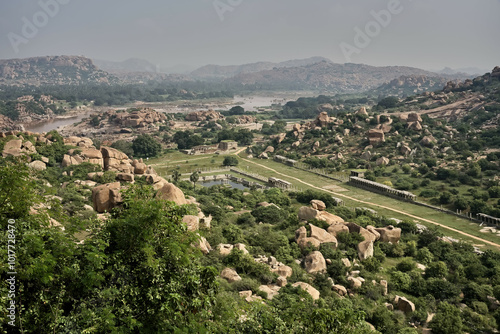 Obraz na płótnie Ruins and nature: harmony in Hampi w salonie