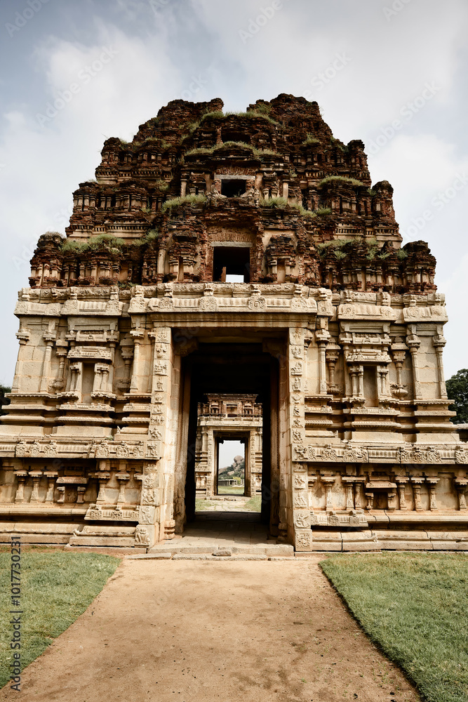 Ruins and nature: harmony in Hampi