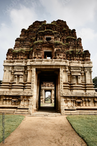 Obraz na płótnie Ruins and nature: harmony in Hampi w salonie
