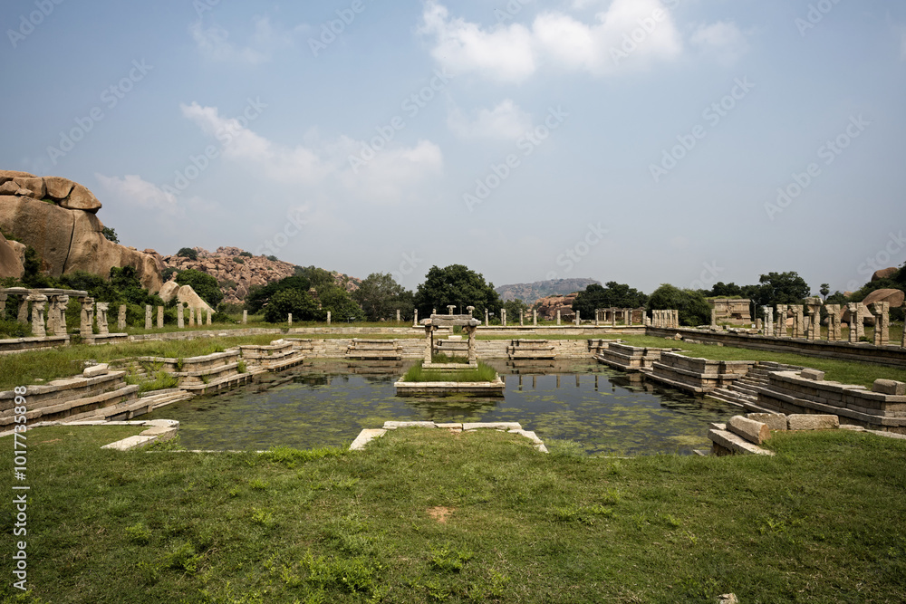 Ruins and nature: harmony in Hampi