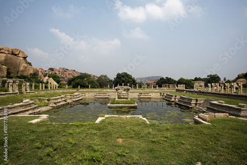 Obraz na płótnie Ruins and nature: harmony in Hampi w salonie