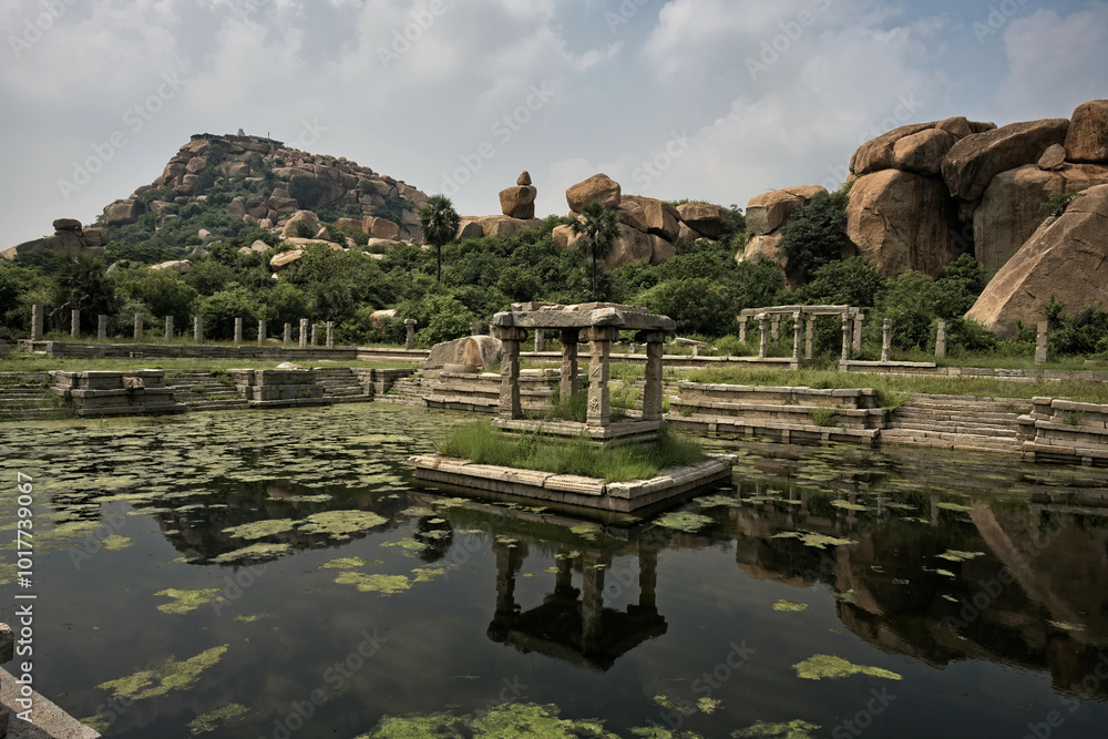 Ruins and nature: harmony in Hampi