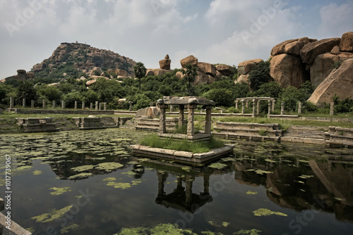 Obraz na płótnie Ruins and nature: harmony in Hampi w salonie