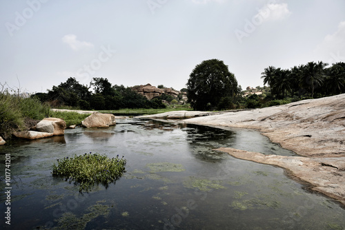 Obraz na płótnie Ruins and nature: harmony in Hampi w salonie