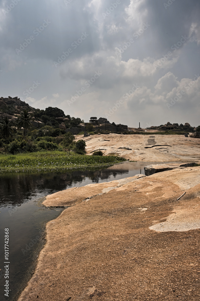 Ruins and nature: harmony in Hampi