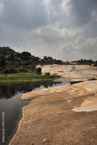 Ruins and nature: harmony in Hampi