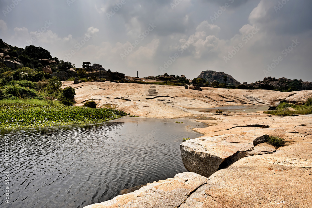 Ruins and nature: harmony in Hampi