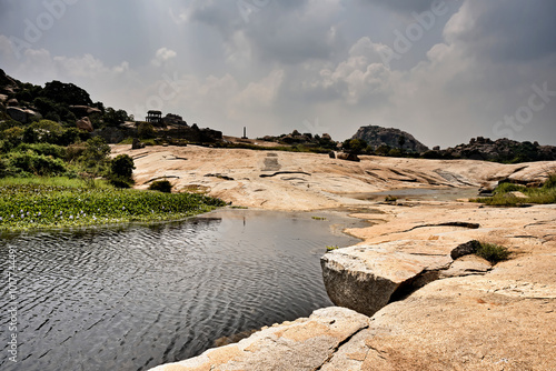 Obraz na płótnie Ruins and nature: harmony in Hampi w salonie
