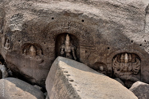 Obraz na płótnie Divine Figures in the Heart of Hampi w salonie