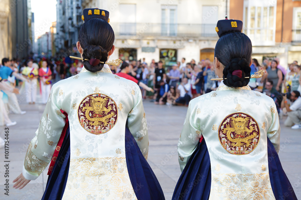 Obraz premium Dancers dancing and wearing one of the traditional folk costume from South Korea