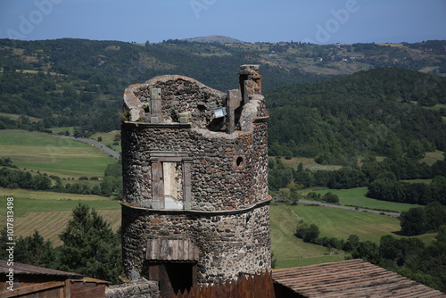 Tablou pe pânză Forteresse et Château de Murol sur un socle basaltique