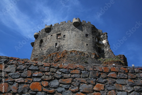 Forteresse et Château de Murol sur un socle basaltique  photo