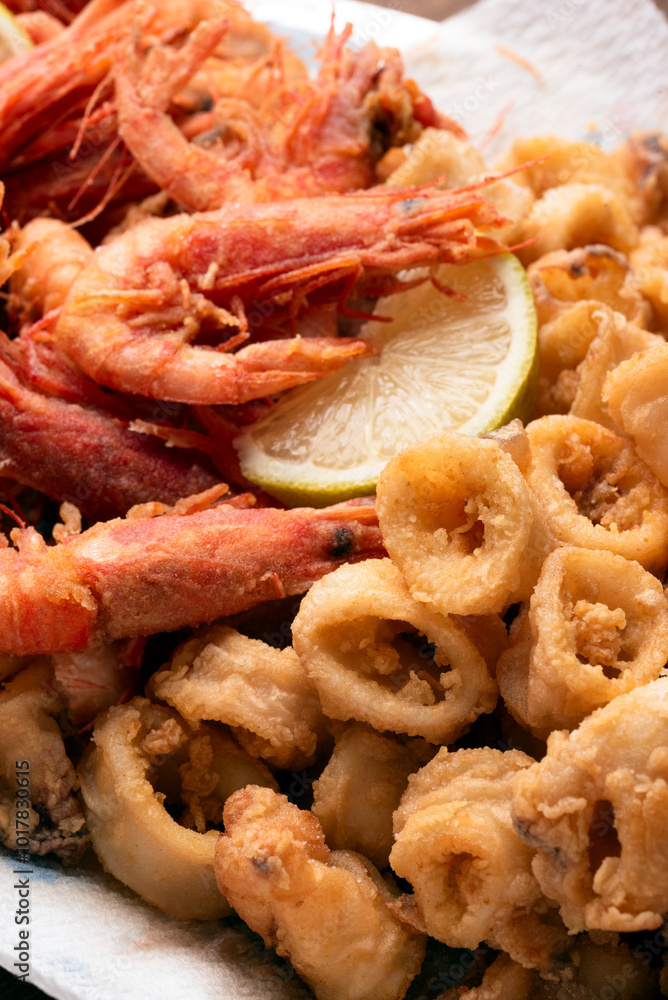 Frittura di gamberi e calamari, cibo mediterraneo Frittura di gamberi e calamari, cibo mediterraneo