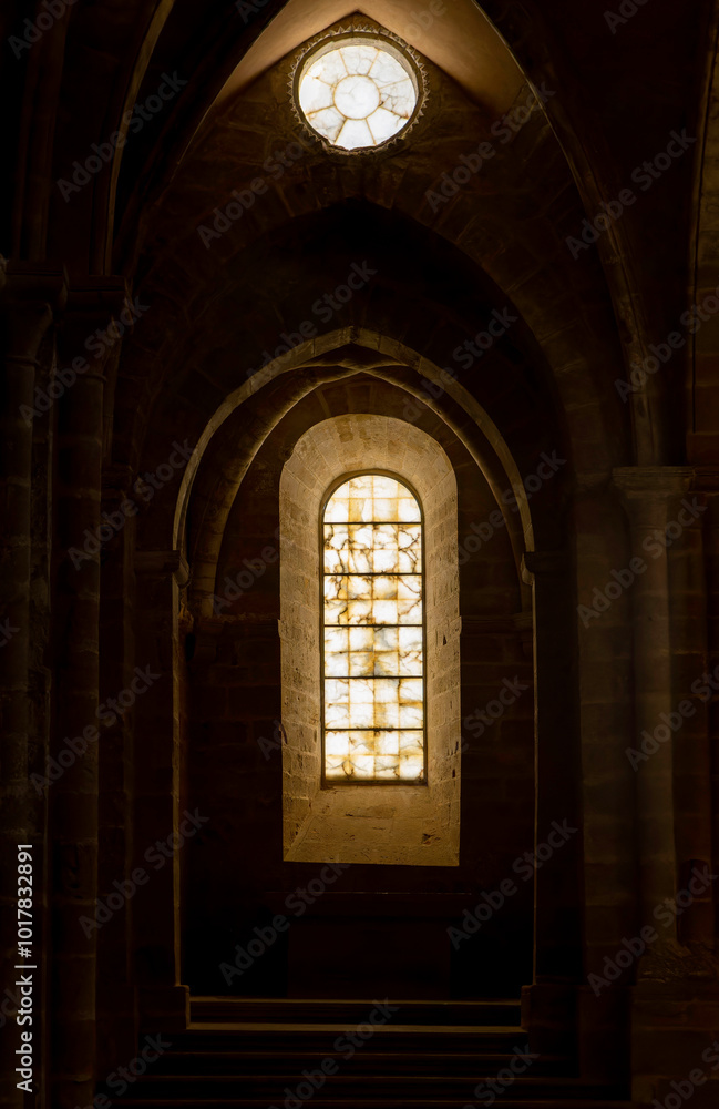 Obraz premium A window in a dark room with a stone archway. Gothic style
