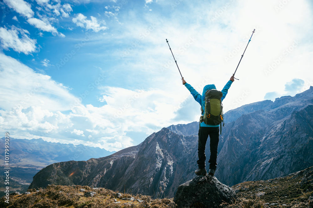 Obraz premium Woman backpacker hiking on high altitude mountain top