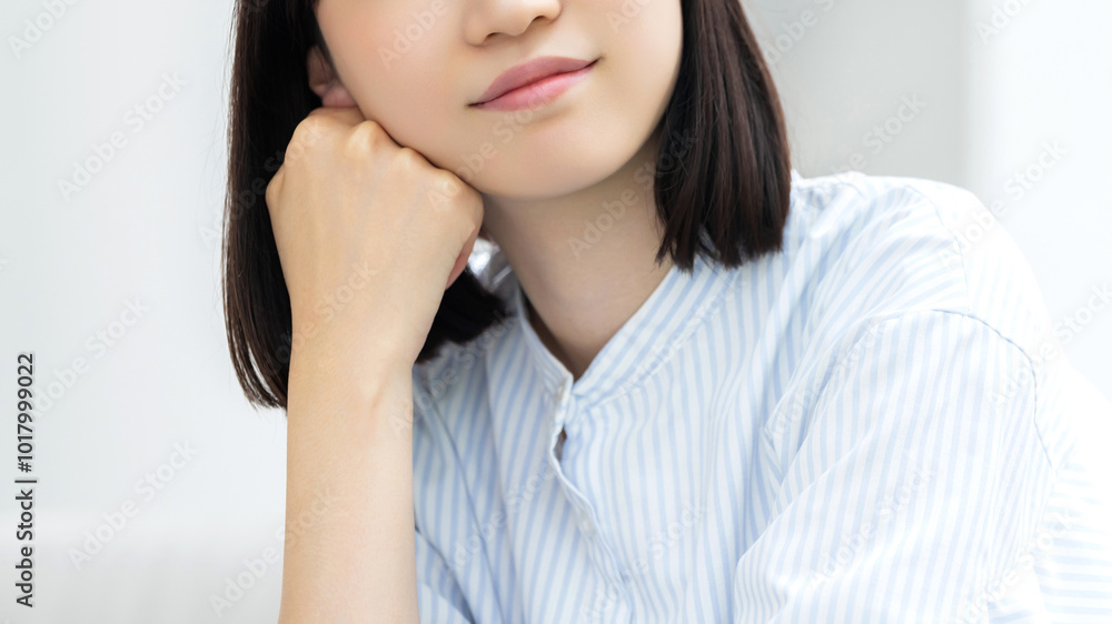 肘をついて考えごとをするビジネスウーマン 肘をついて考えごとをするビジネスウーマン