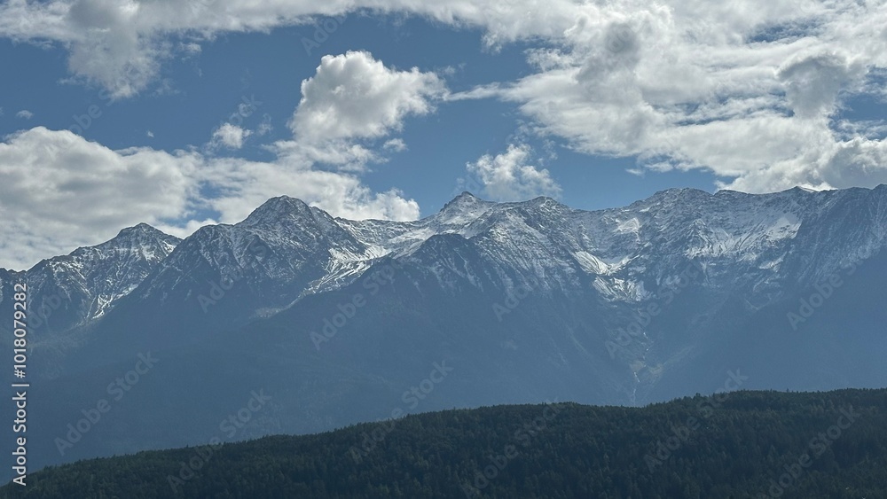 Naklejka premium mountains and clouds