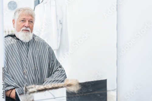 Senior man donates hair for cancer patients photo