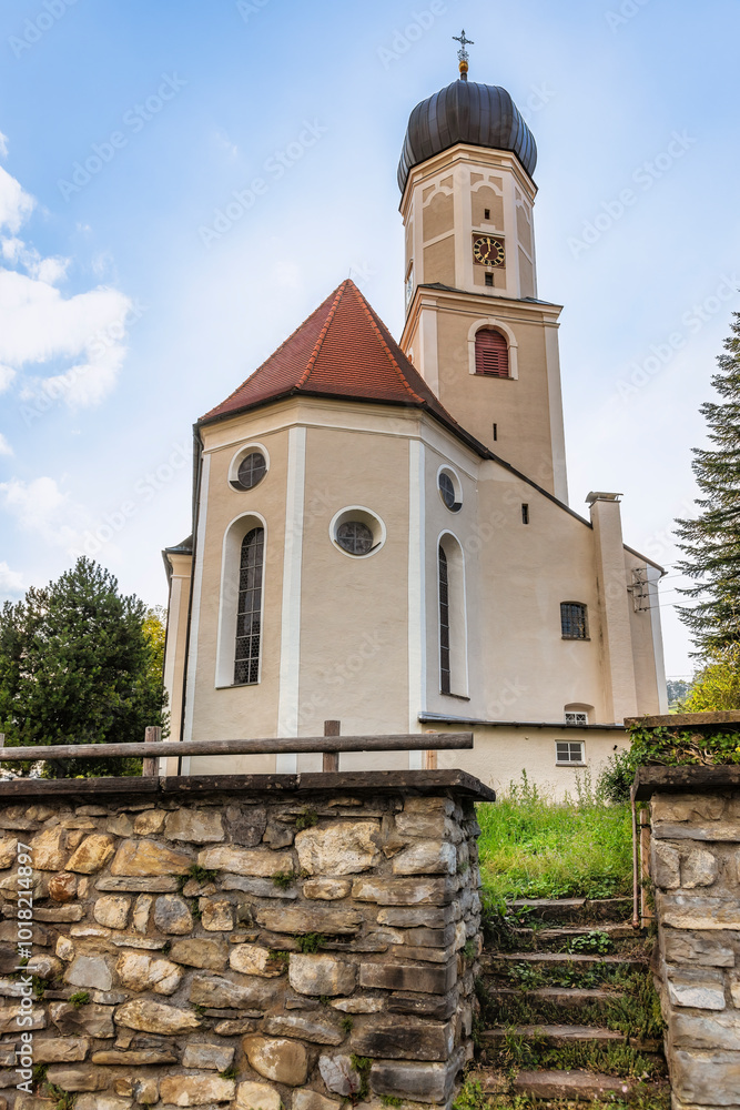 Fototapeta premium Rückansicht der Kirche St. Stephan in Rettenberg im Allgäu