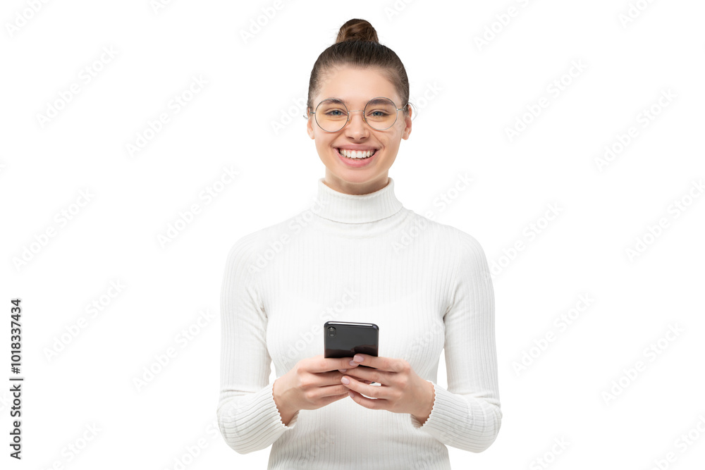 Obraz premium Woman looking at camera with smile, holding phone in front of her, chatting with friend, feeling relaxed and happy