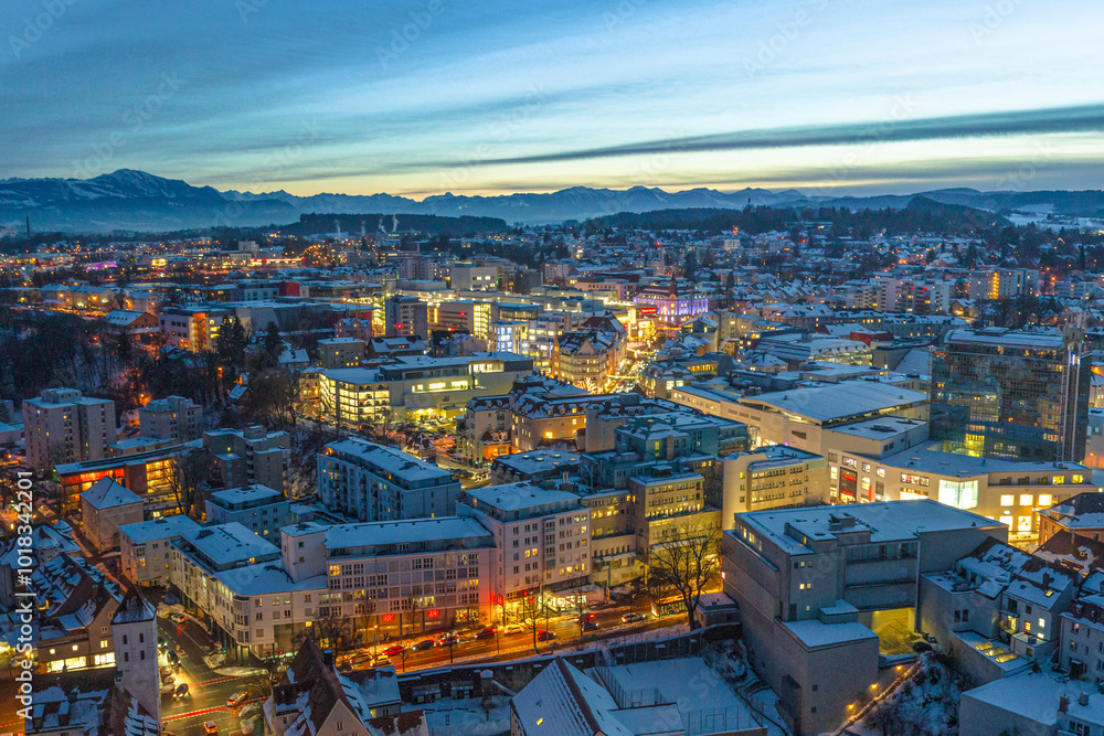Obraz premium Abenddämmerung über der Innenstadt von Kempten im Allgäu im Winter