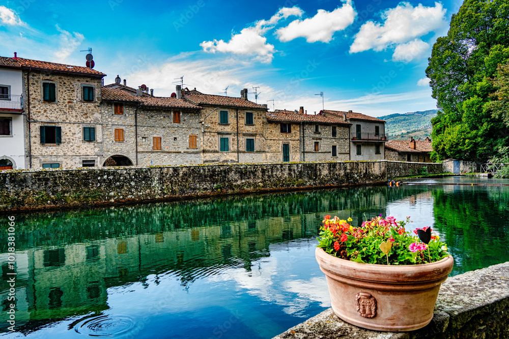 Φωτογραφία View of the medieval village of Santa Fiora Tuscany Italy from the Peschiera a f