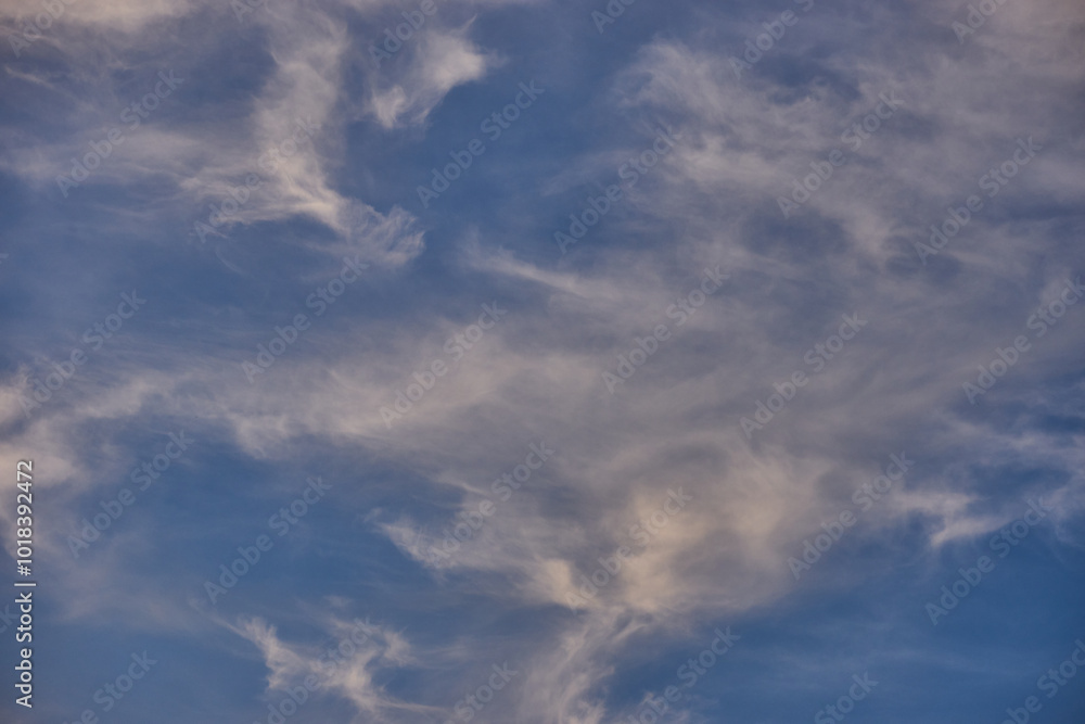 Obraz premium White clouds on blue sky background in the sunny afternoon