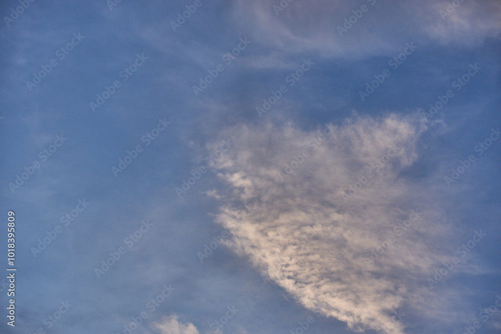 Obraz premium White clouds on blue sky background in the sunny afternoon