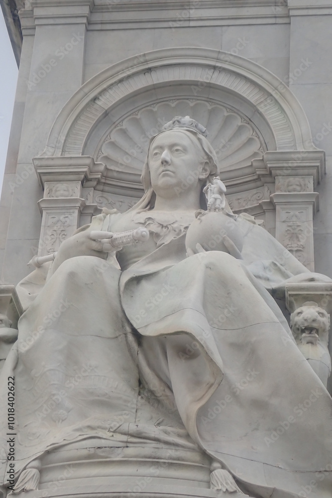 Fototapeta premium Enormous statue of Queen Victoria