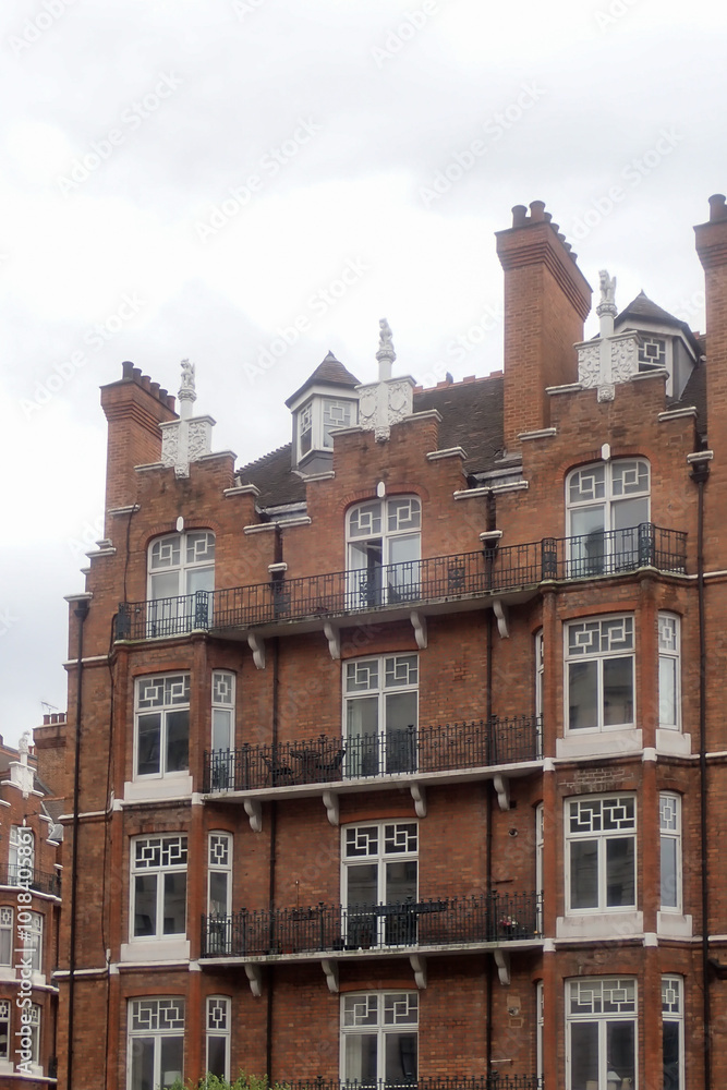 Fototapeta premium Old apartment building in the city 