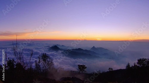 Sunset on the mountain with a cool view of the sea of ​​clouds