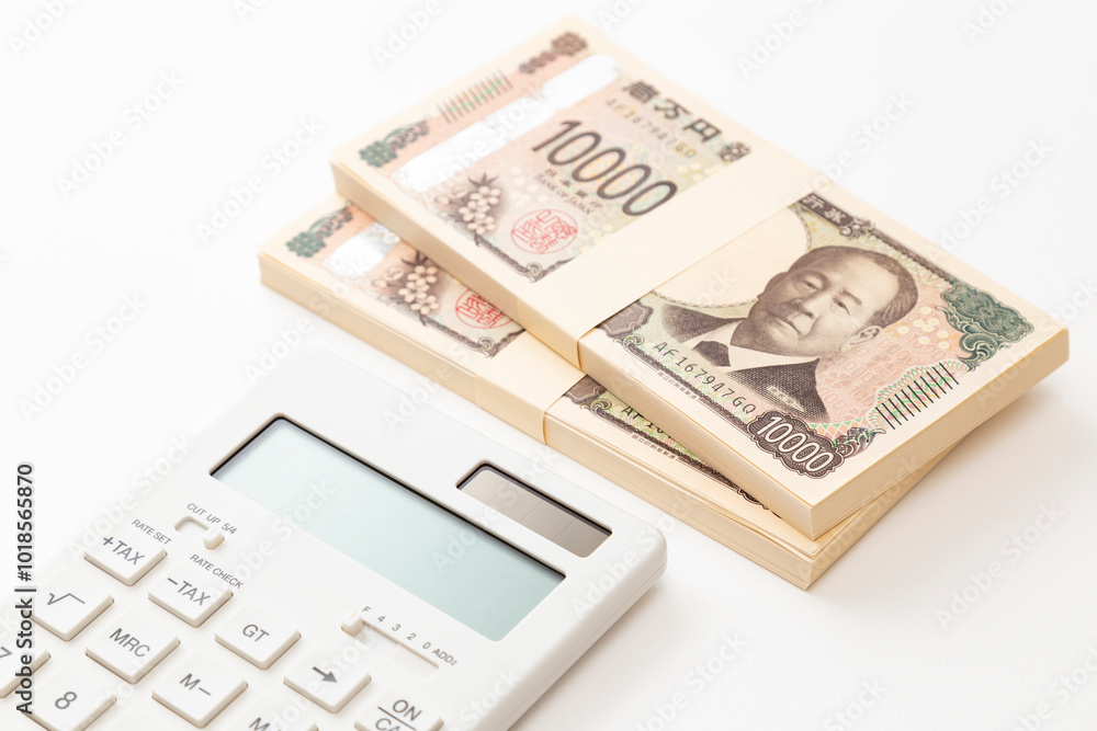 白背景に一万円の札束と電卓