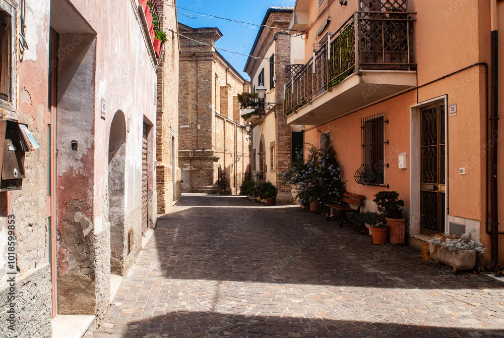 Obraz premium Italy, Abruzzo, Tortoreto - (08/13/2024) Beautilful ancient and medieval alleys in downtown Tortoreto alto