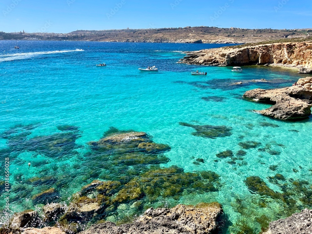 マルタ共和国 コミノ島 ブルーラグーン 船が浮いて見える海 透き通った海 マルタ共和国 コミノ島 ブルーラグーン 船が浮いて見える海 透き通った海