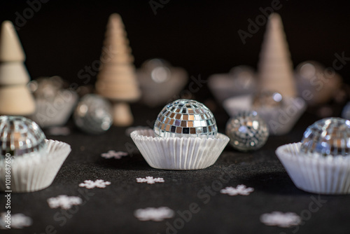 Christbaumschmuck Silberkugeln glitzernd