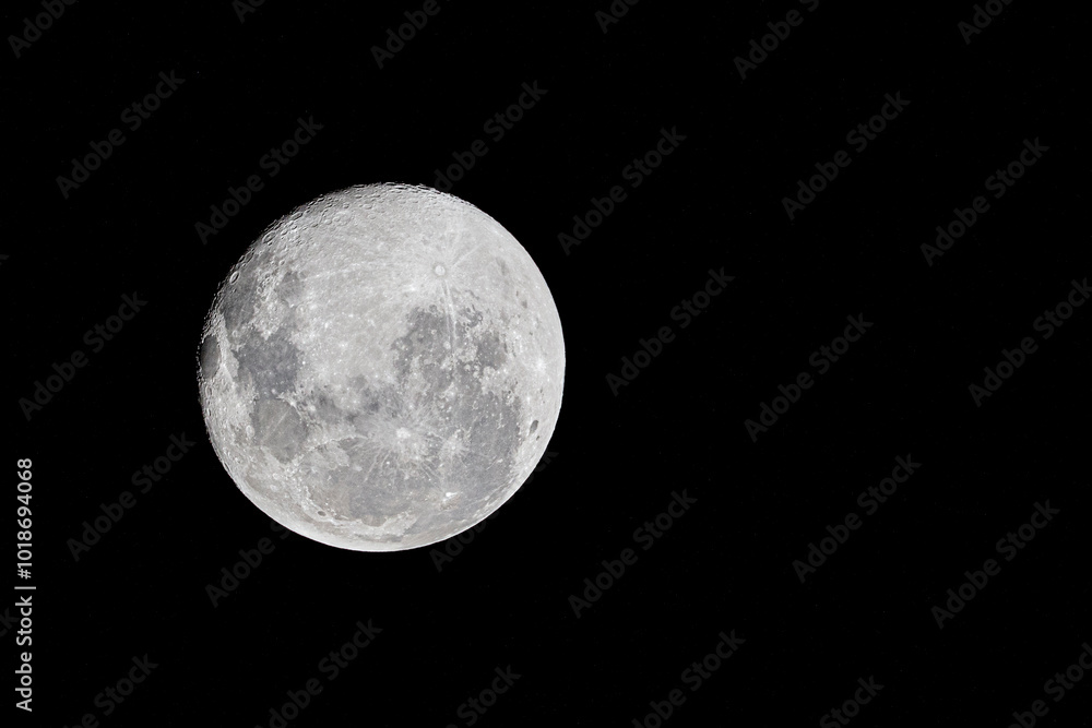 Obraz premium Crateres de la luna llena en un fondo negro