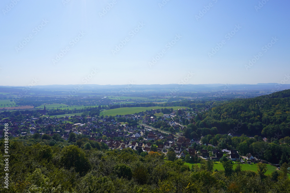 Fototapeta premium Wundervolle Aussicht von der Aussichtsplattform Jahrtausendblick bei Rinteln in Niedersachsen
