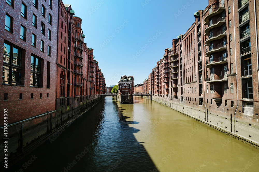 Naklejka premium Sightseeing Oh Hamburg - Pedestrian Trail To The Port Of Hamburg