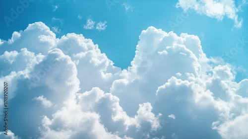 Tapety Niebieskie niebo rozciąga się bezkresnie nad horyzontem, wypełnione intensywnym odcieniem błękitu, który zdaje się nie mieć końca. 