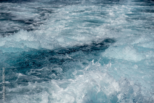 Φωτογραφία Turquoise blue ocean water foaming behind a ship