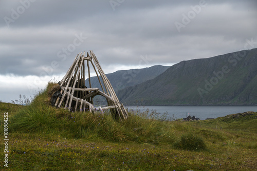 Zeltstangen einer Sami Siedlung bei Skarsvag in Norwegen photo