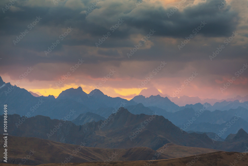 Obraz premium Mountains on sunset